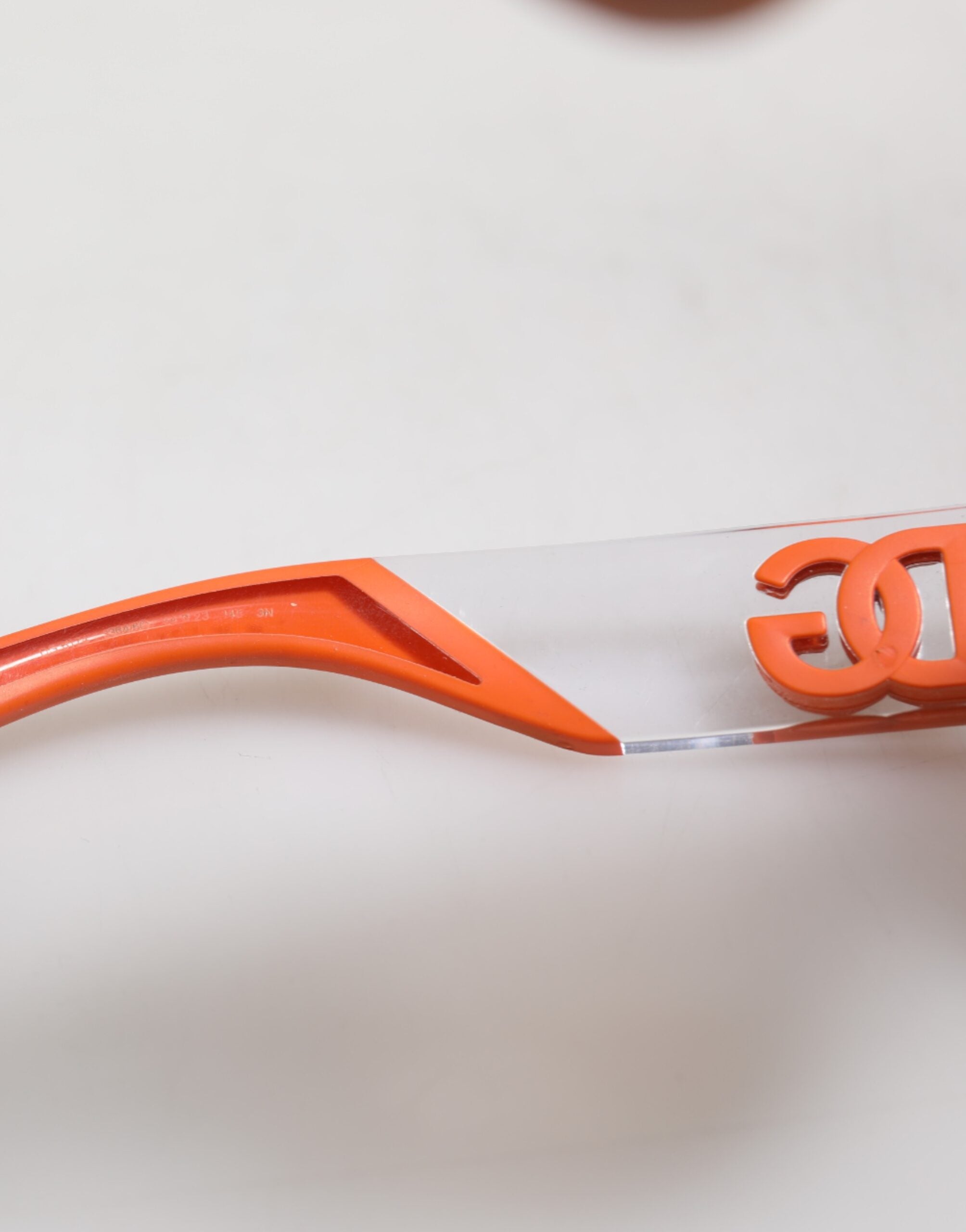 Orangea Reborn To Live solglasögon med ovala bågar och logotyp