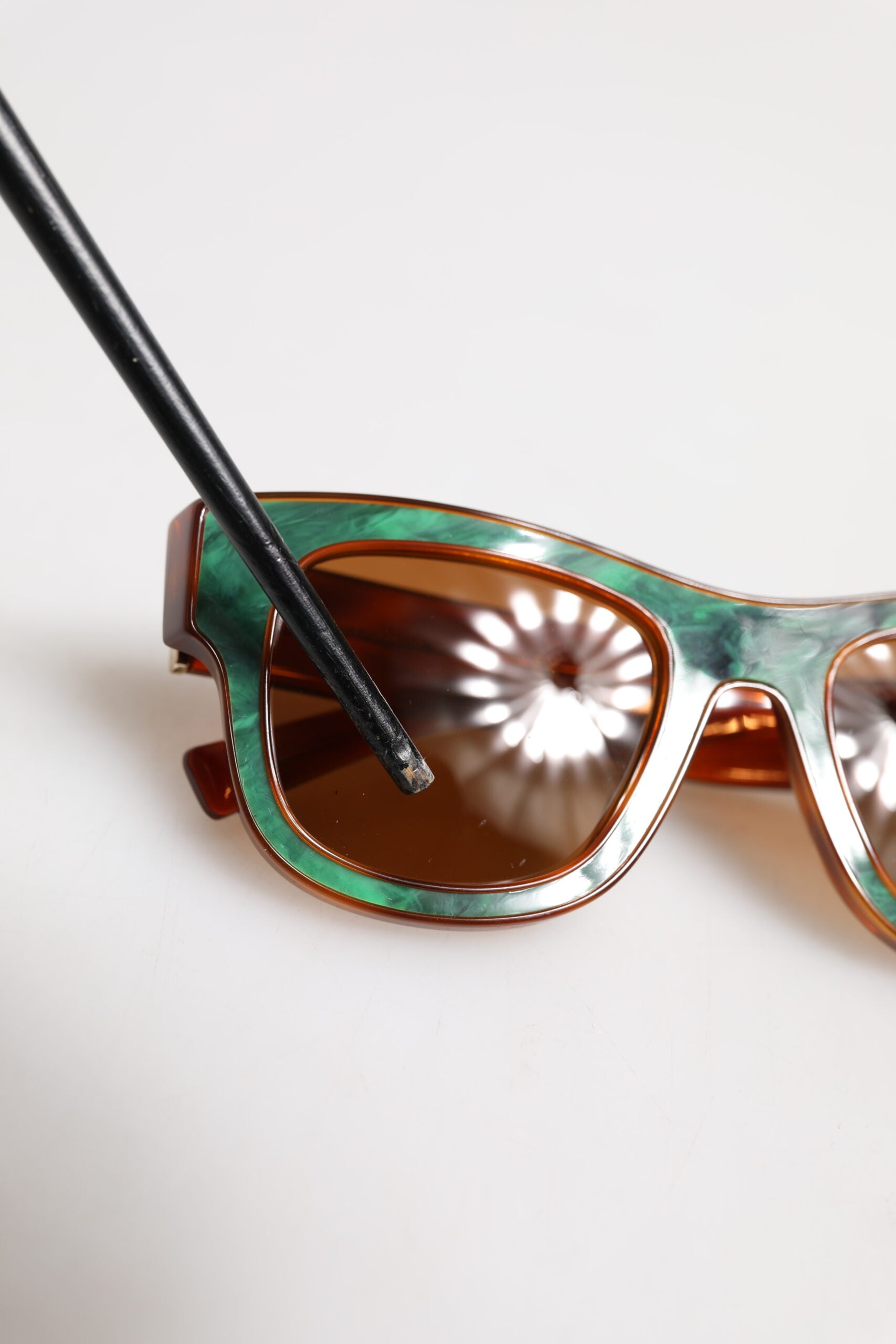 Grönbruna marmorerade acetat DG4379-F solglasögon