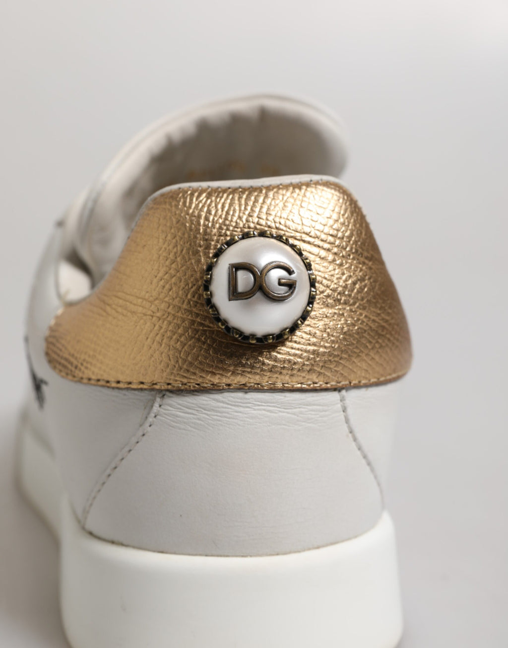 Låga sneakers i läder i vitguld