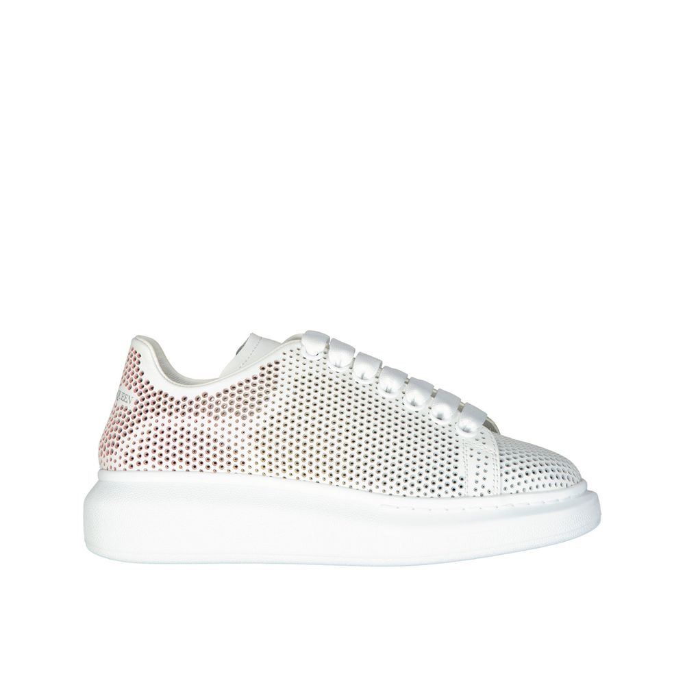 Stora prickiga sneakers med utskurna detaljer