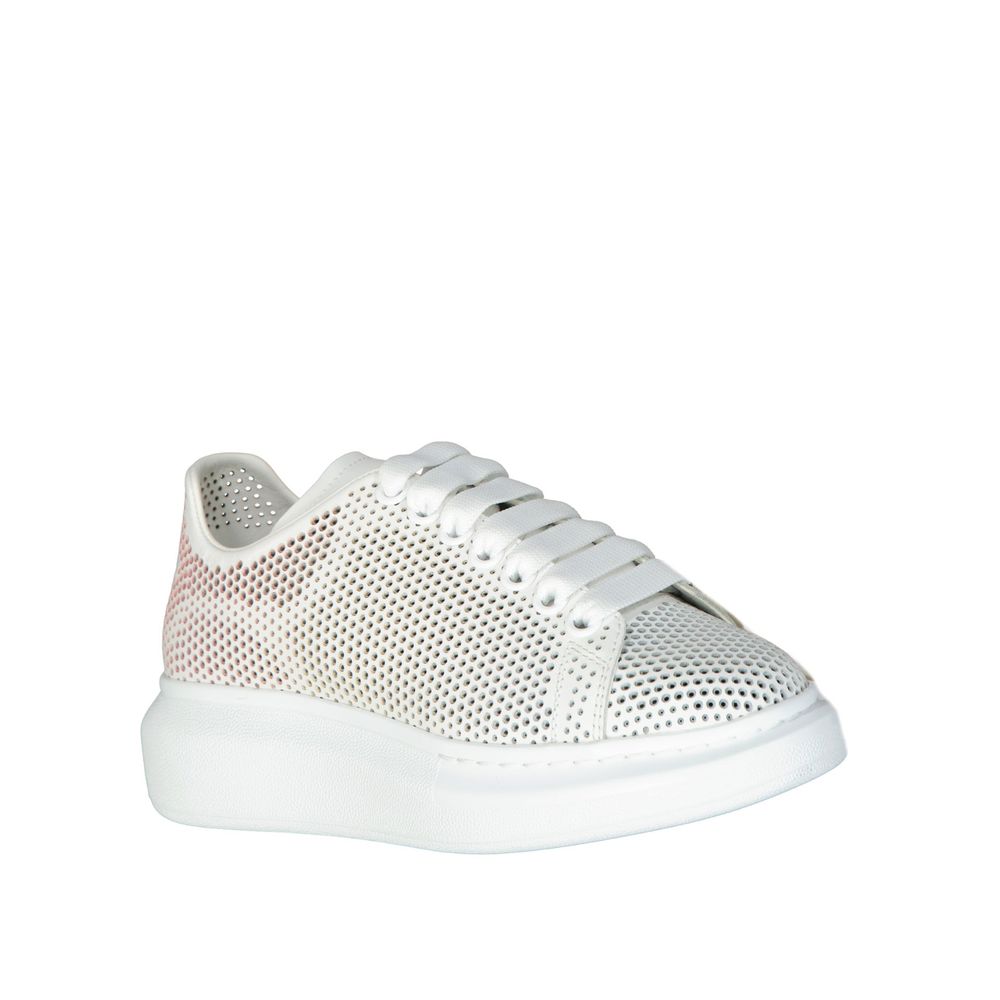 Stora prickiga sneakers med utskurna detaljer
