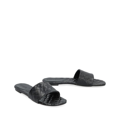 Bottega Veneta Amy Lädermuffar