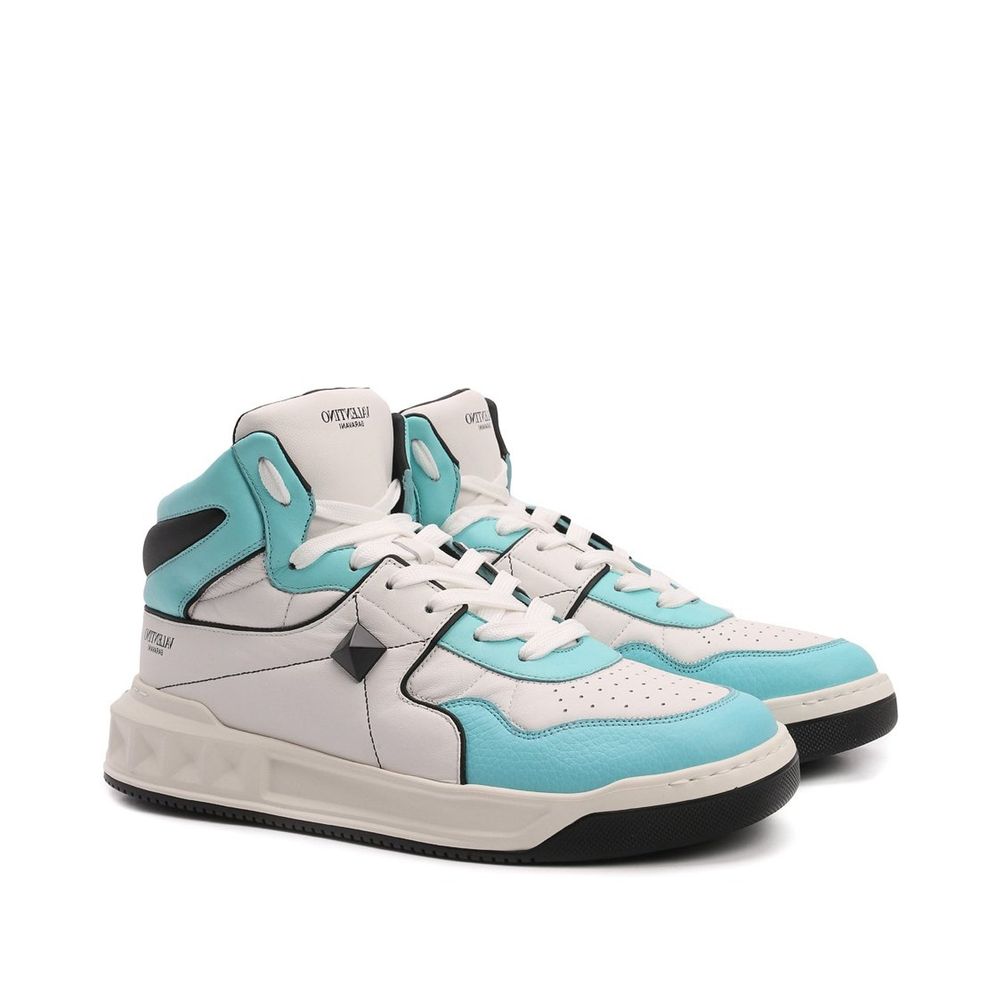 Sneakers med en nit