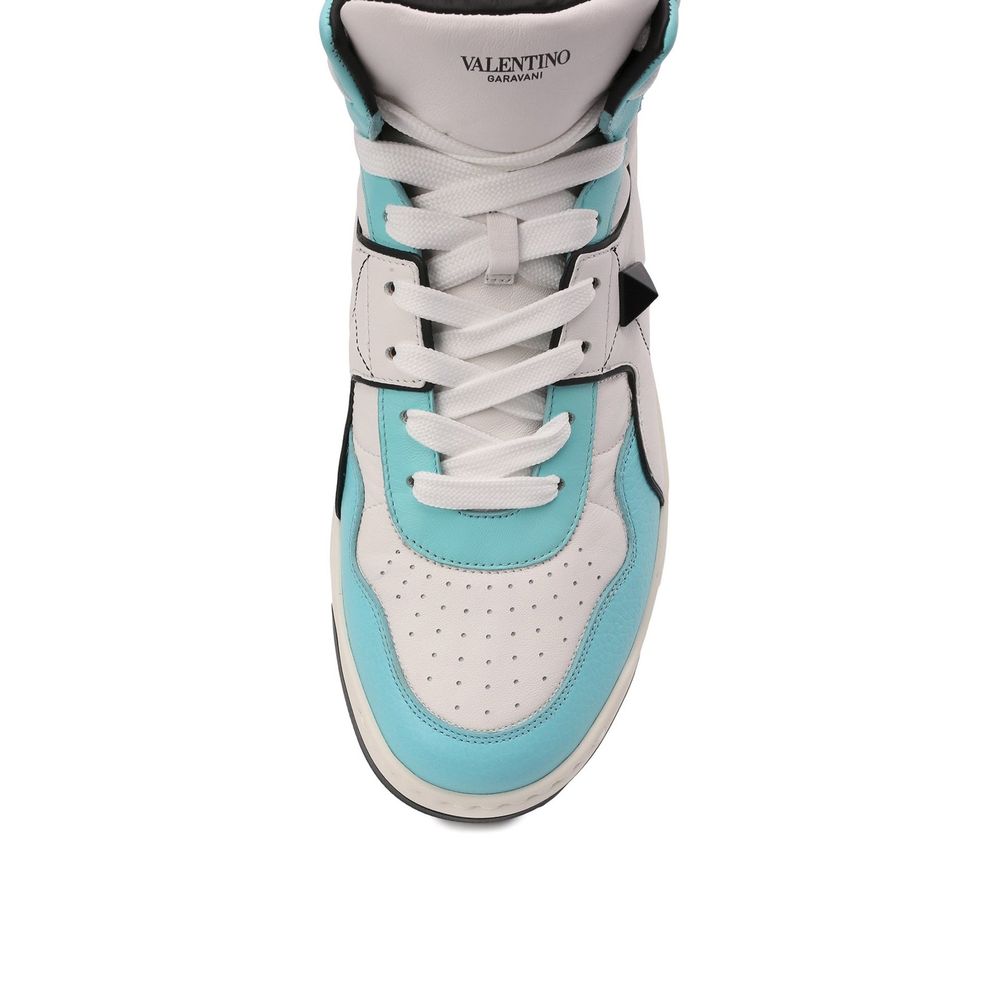 Sneakers med en nit