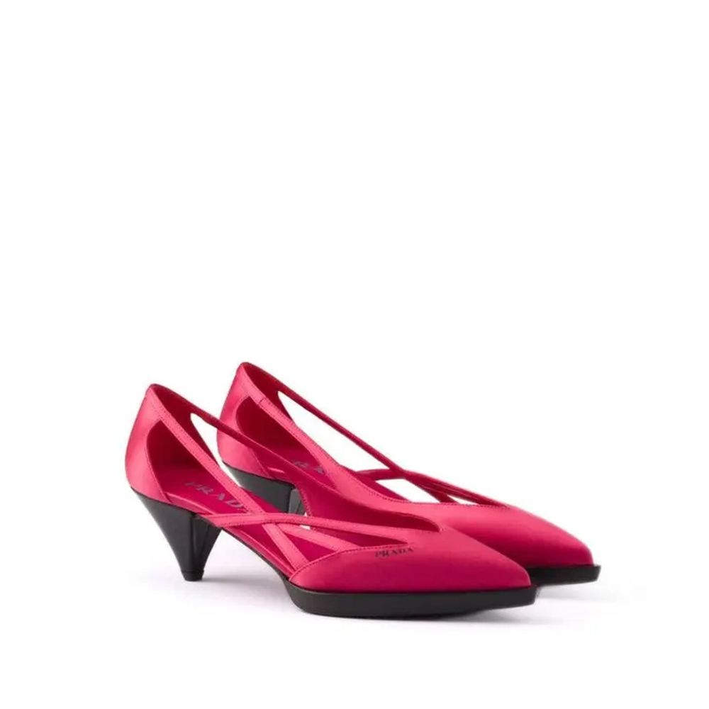 55mm pumps i satin med utskurna detaljer