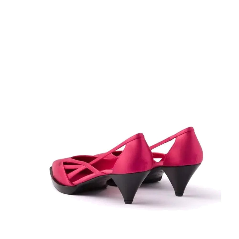 55mm pumps i satin med utskurna detaljer