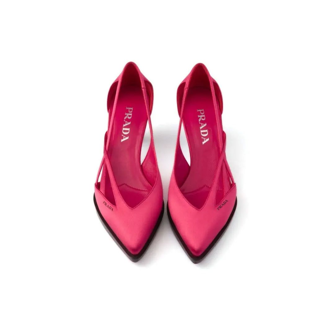 55mm pumps i satin med utskurna detaljer