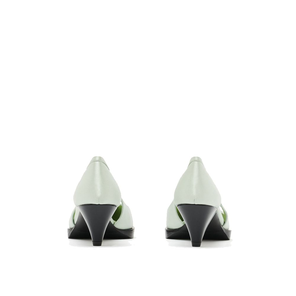 Utskurna satinpumps