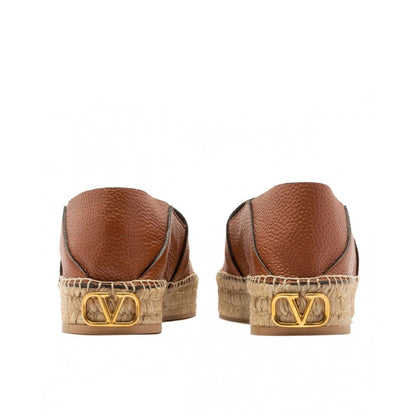 Espadriller i läder med logotyp och plakett