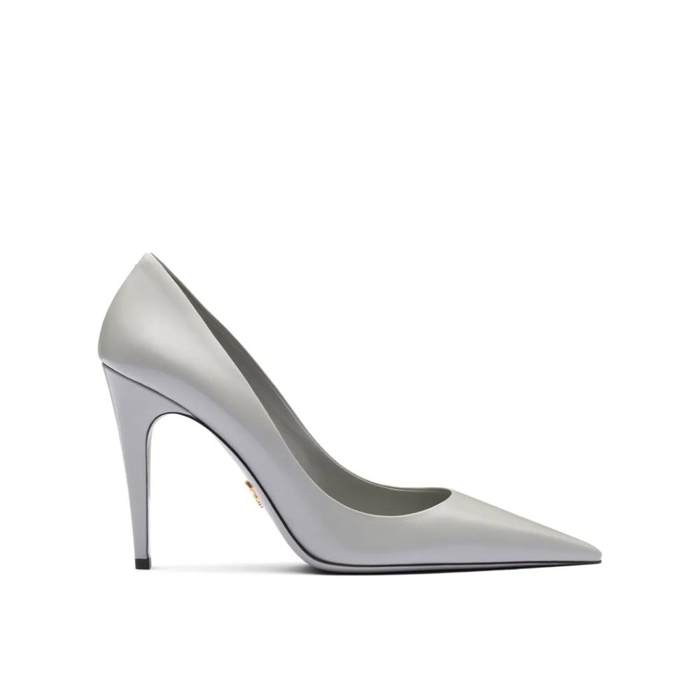 Pumps i borstat läder
