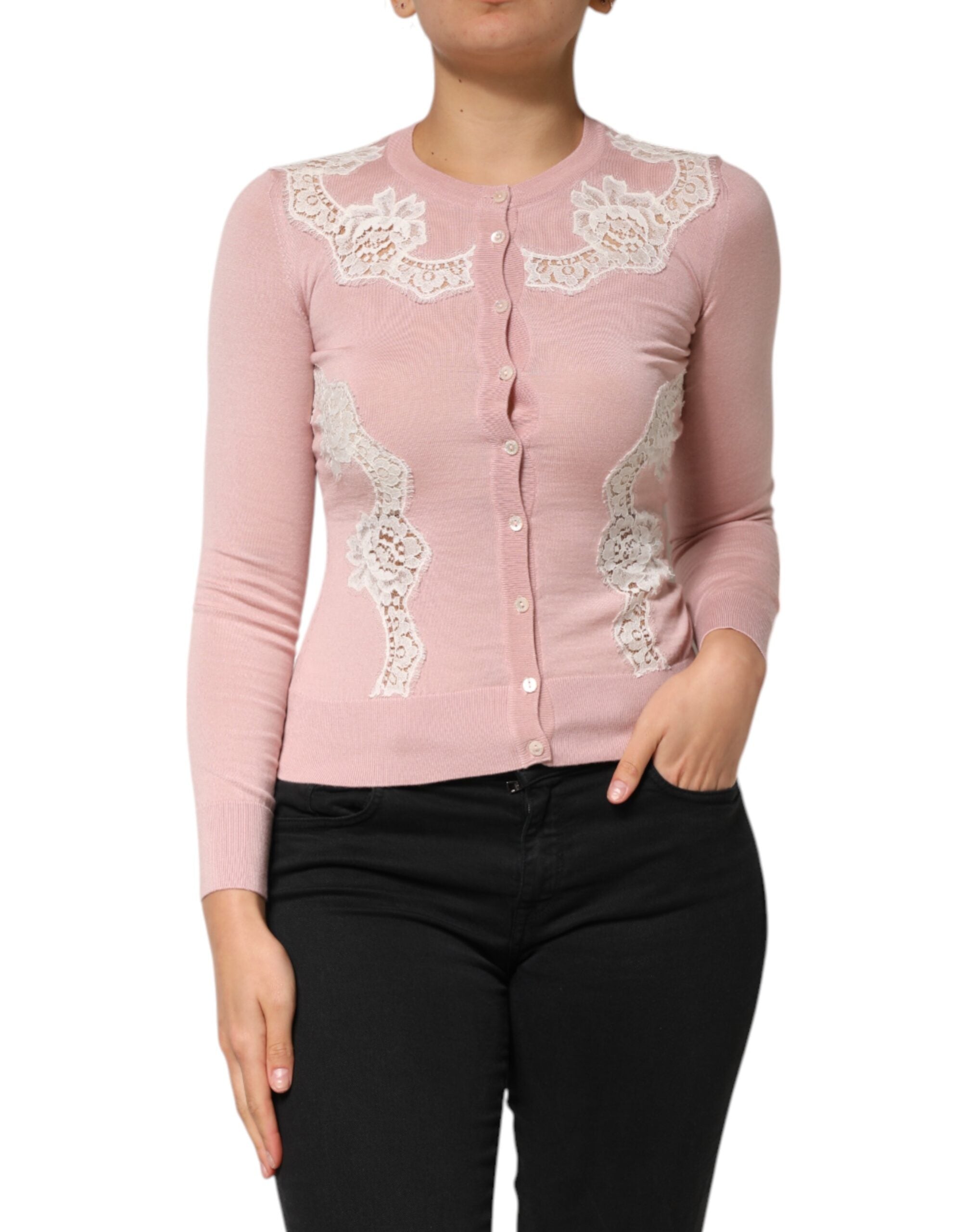 Rosa kofta med blommig spetsdetalj