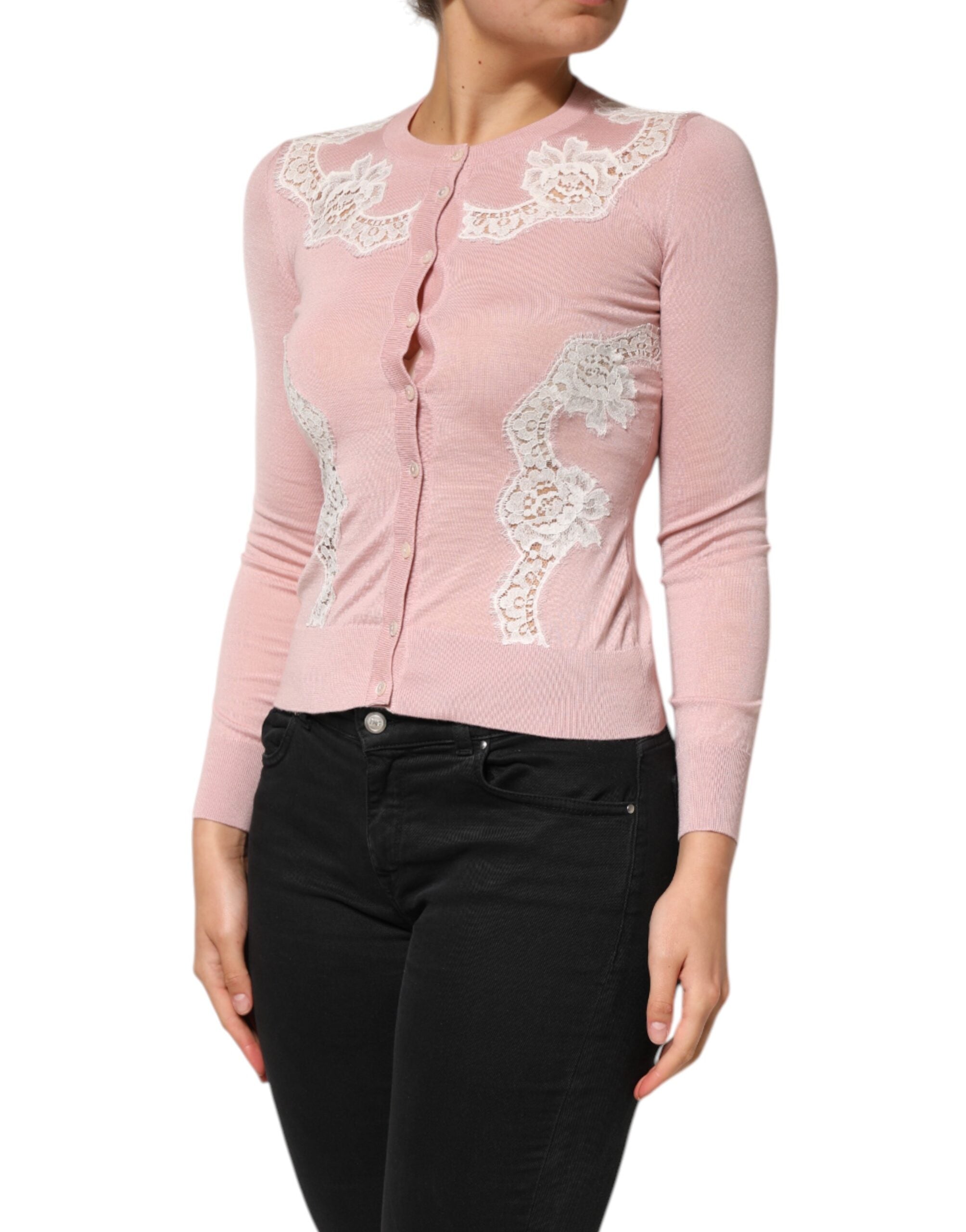 Rosa kofta med blommig spetsdetalj