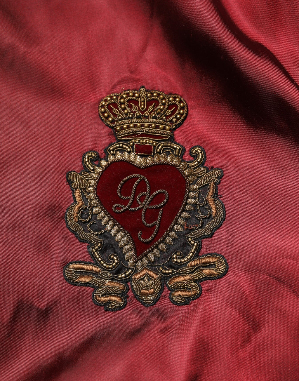 Rødbrun nylonjakke med DG-kronebroderi
