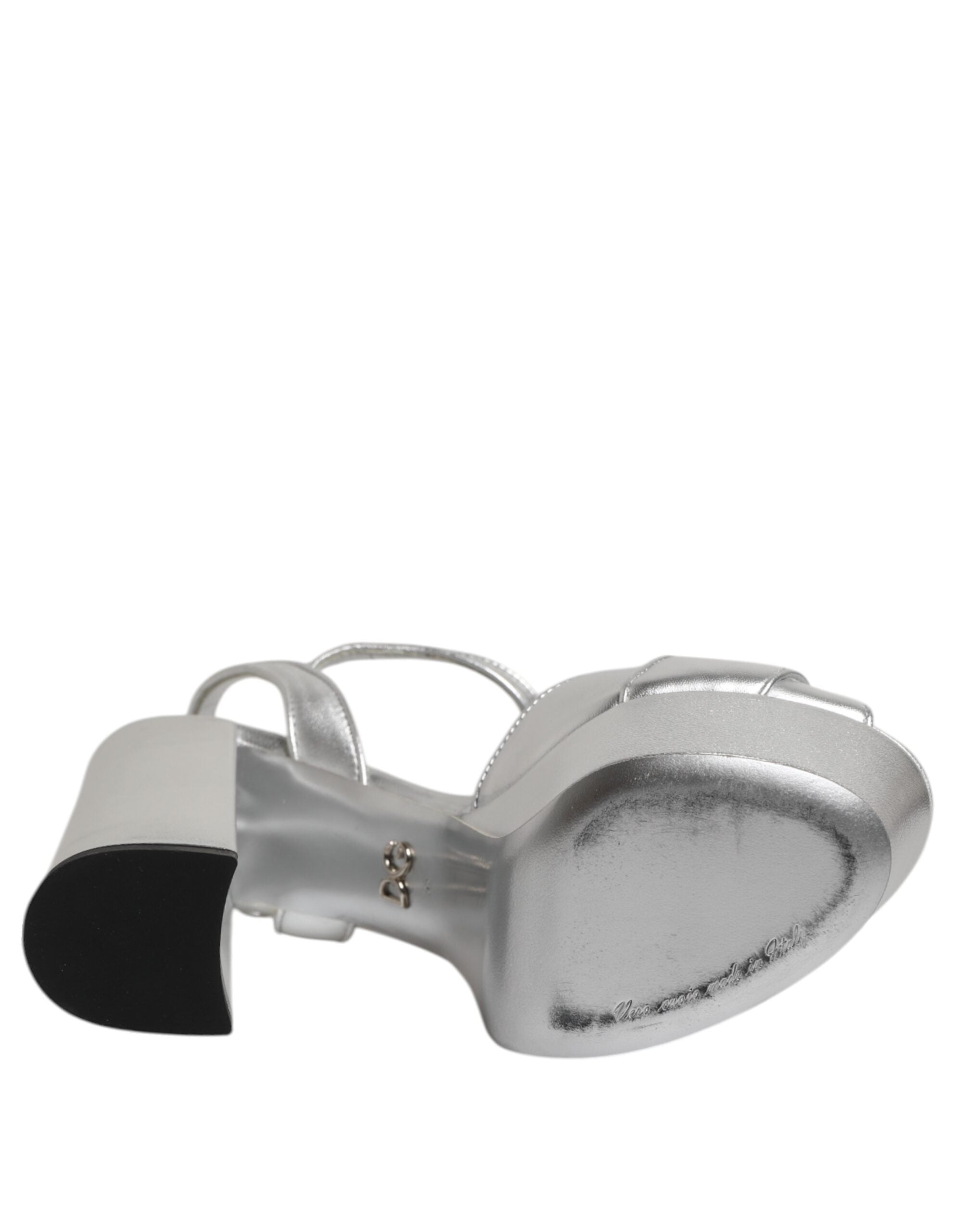 Silverfärgade logotypklackade sandaler med klackar och ankelrem