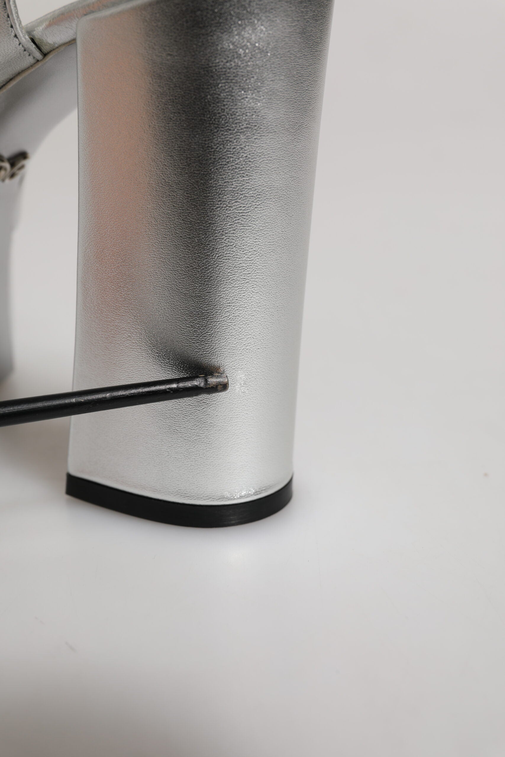 Silverfärgade logotypklackade sandaler med klackar och ankelrem