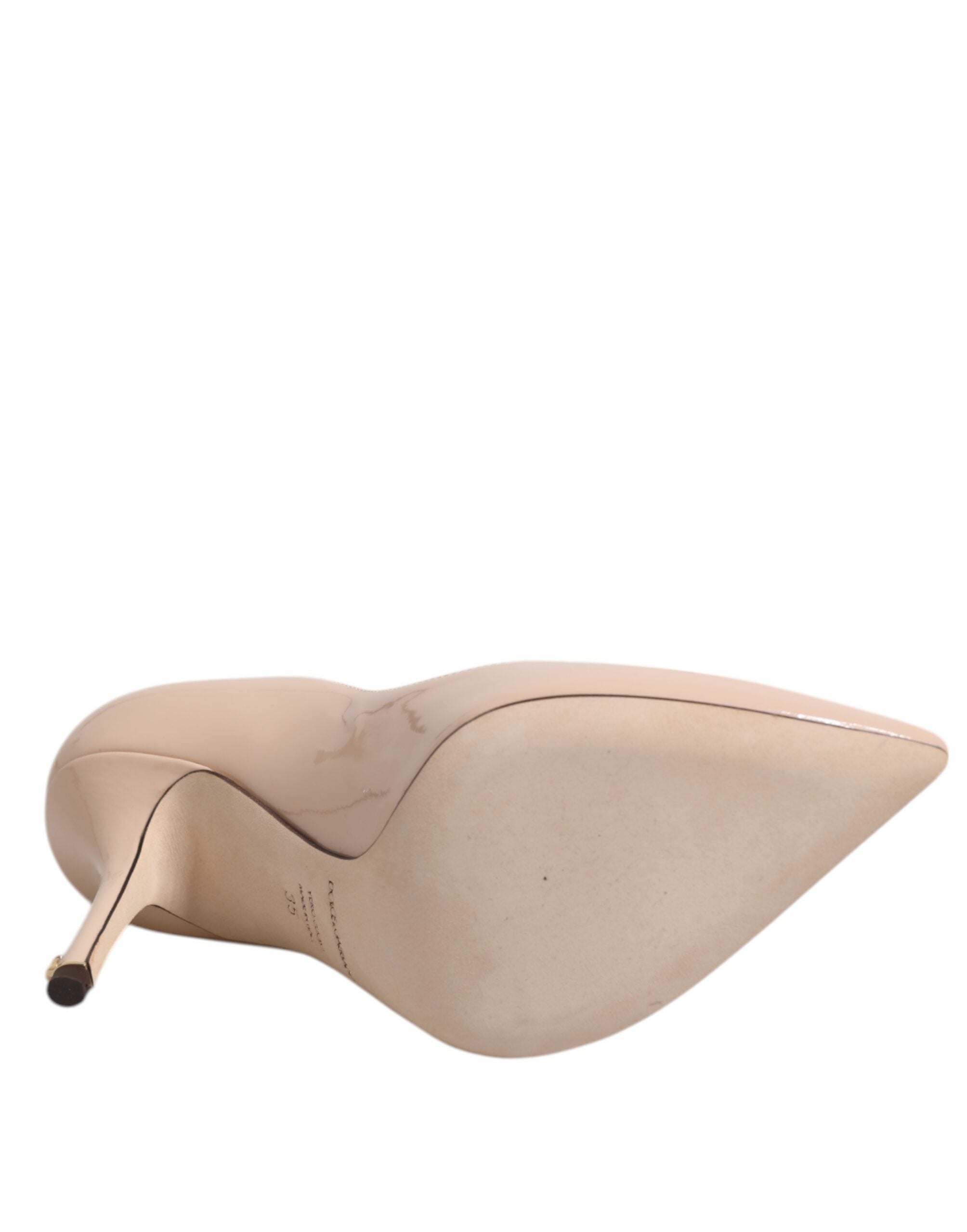 Beige pumps med stilettklack i lackläder