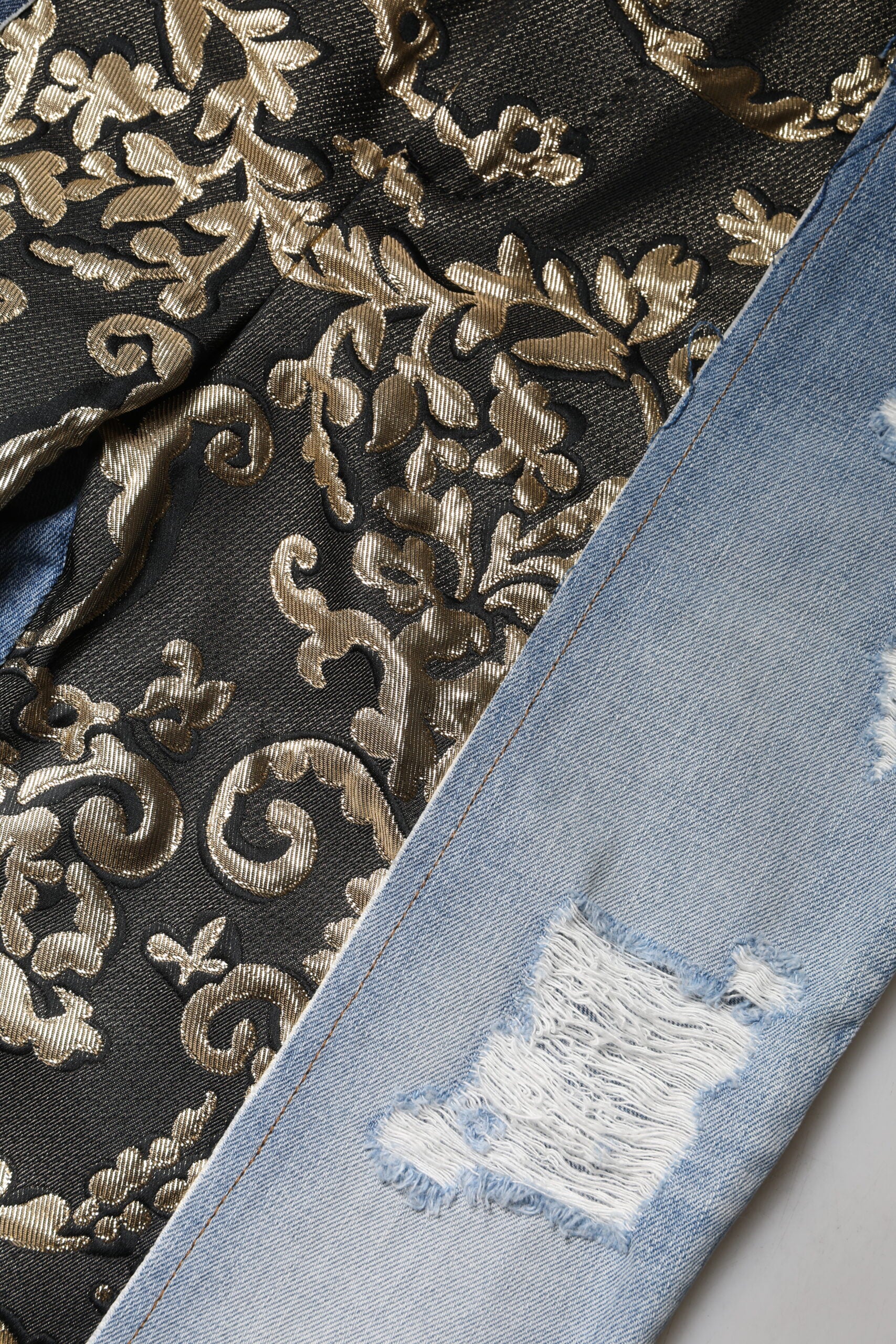 Flerfärgade lapptäcksmönster avsmalnande denimjeans 