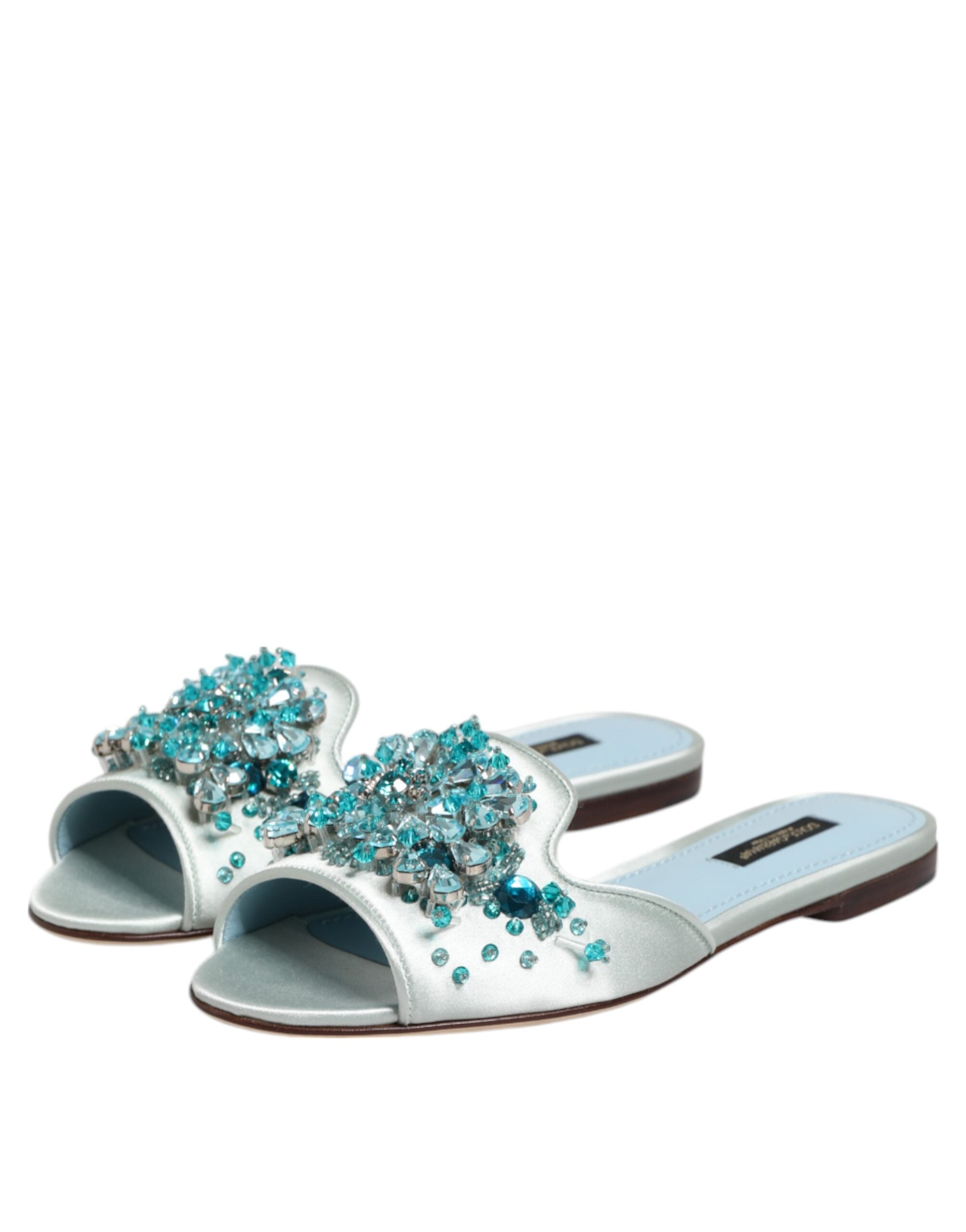 Sølvblå skinnslippers med perleutsmykning