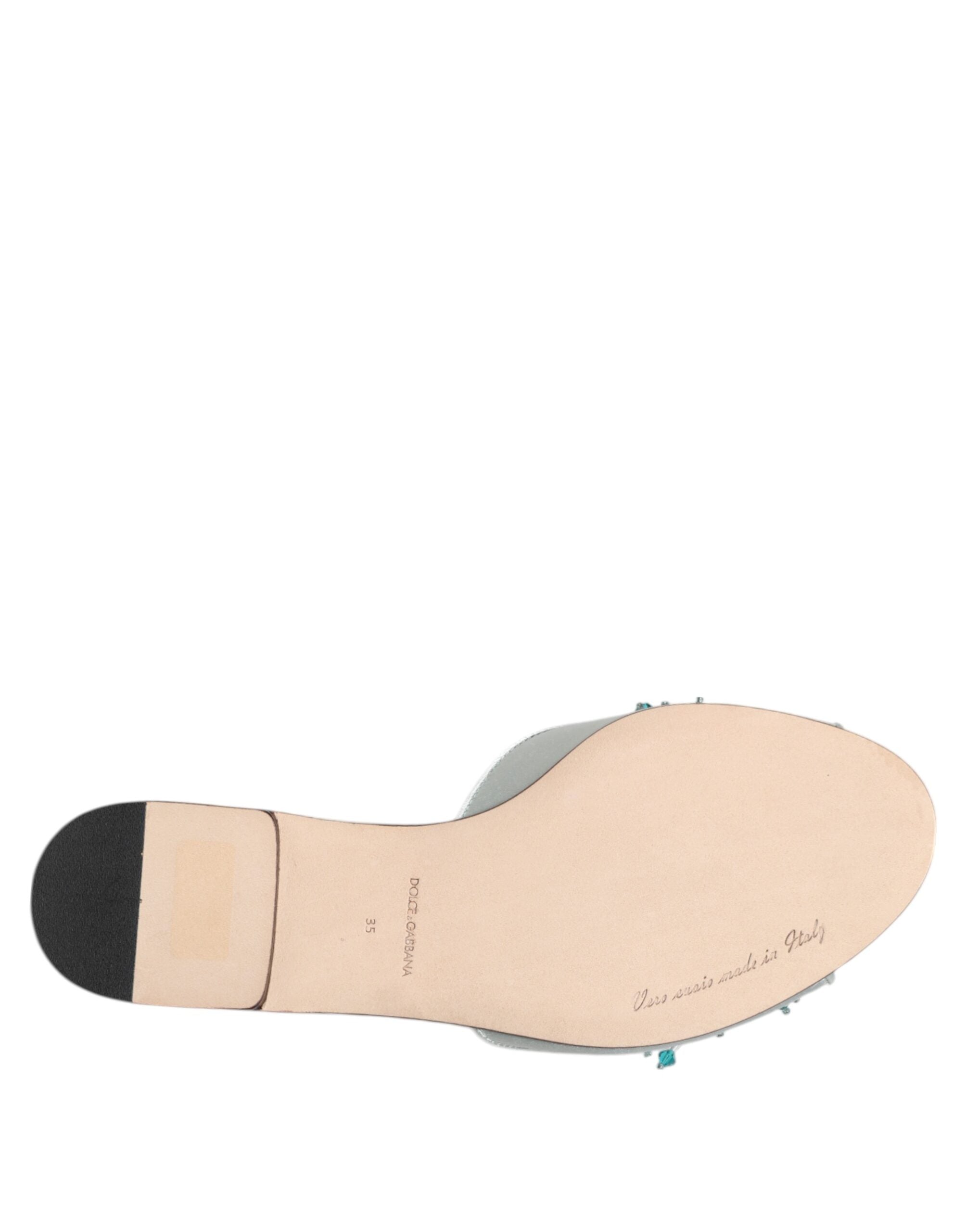Sølvblå skinnslippers med perleutsmykning
