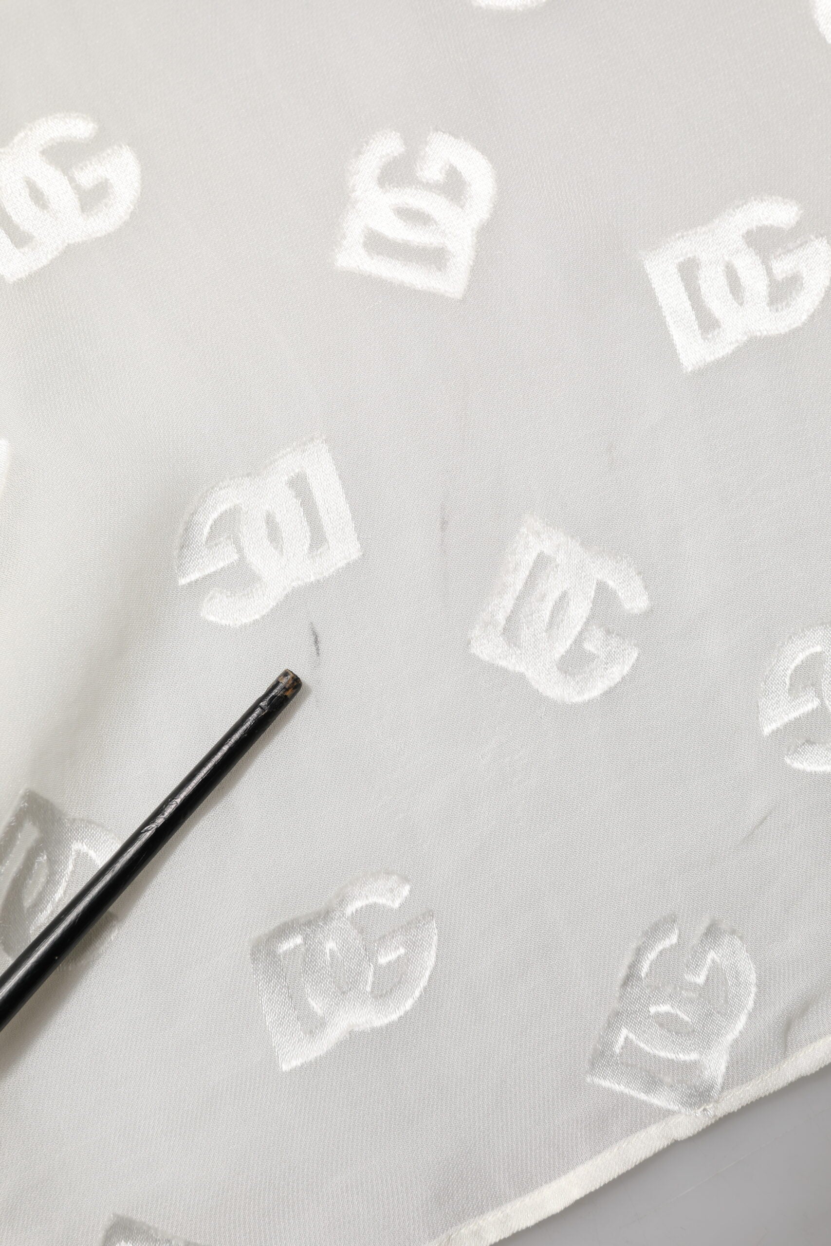 Off White-topp med logotyp och monogram och Ascot-krage