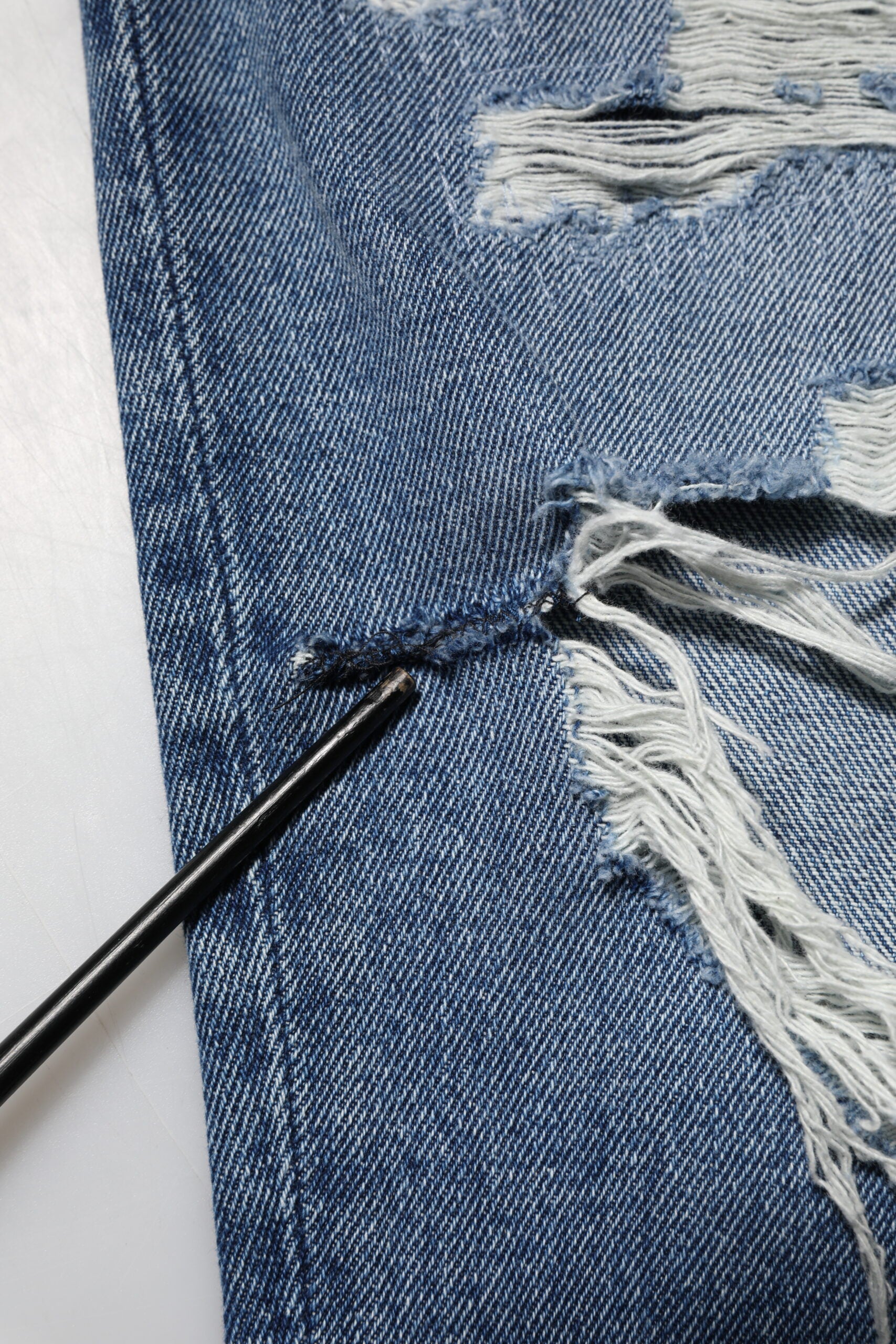 Blå trasiga högmidjade denimjeans för kvinnor