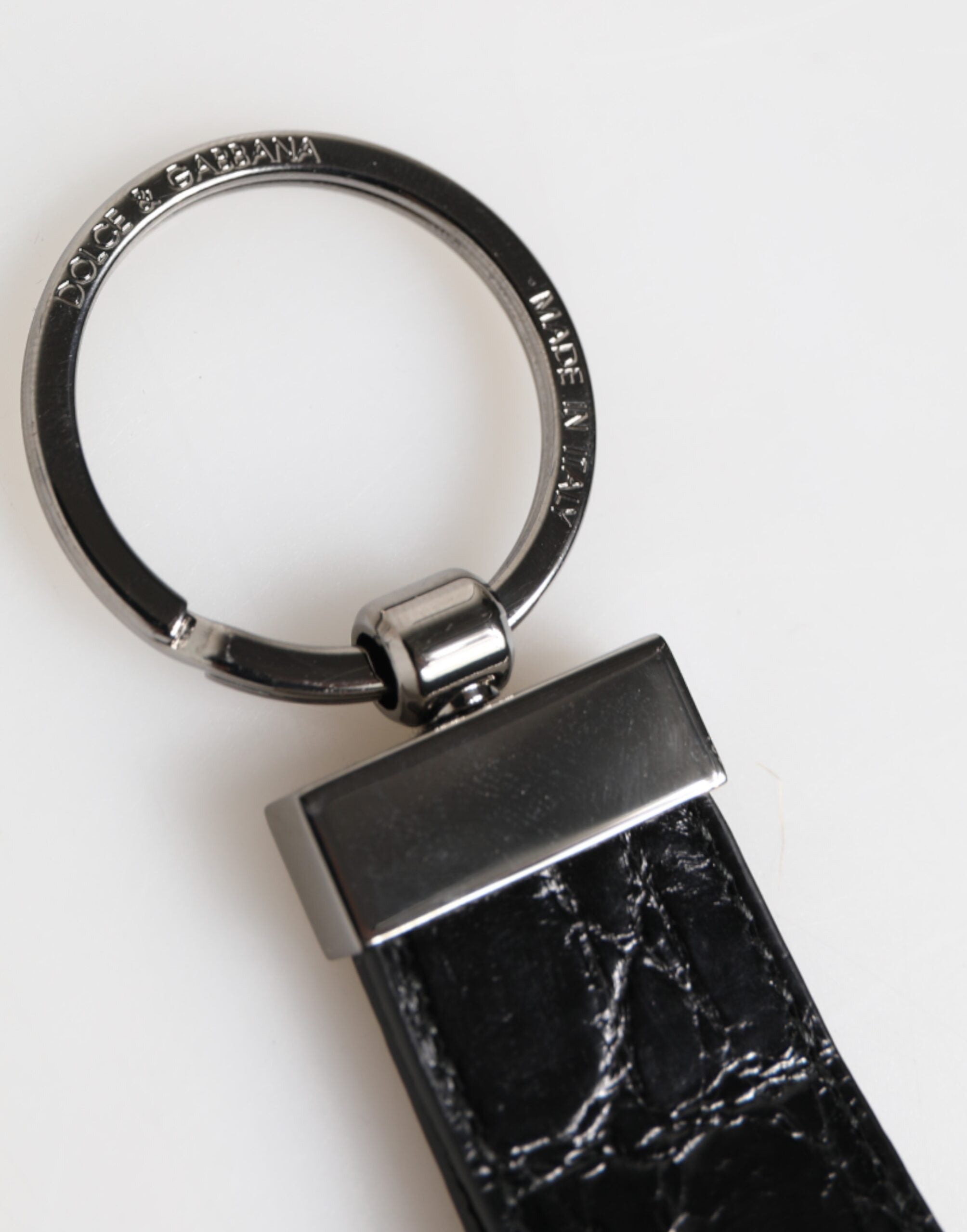 Nøkkelring i metall med logo i svart skinn, herrenøkkelring