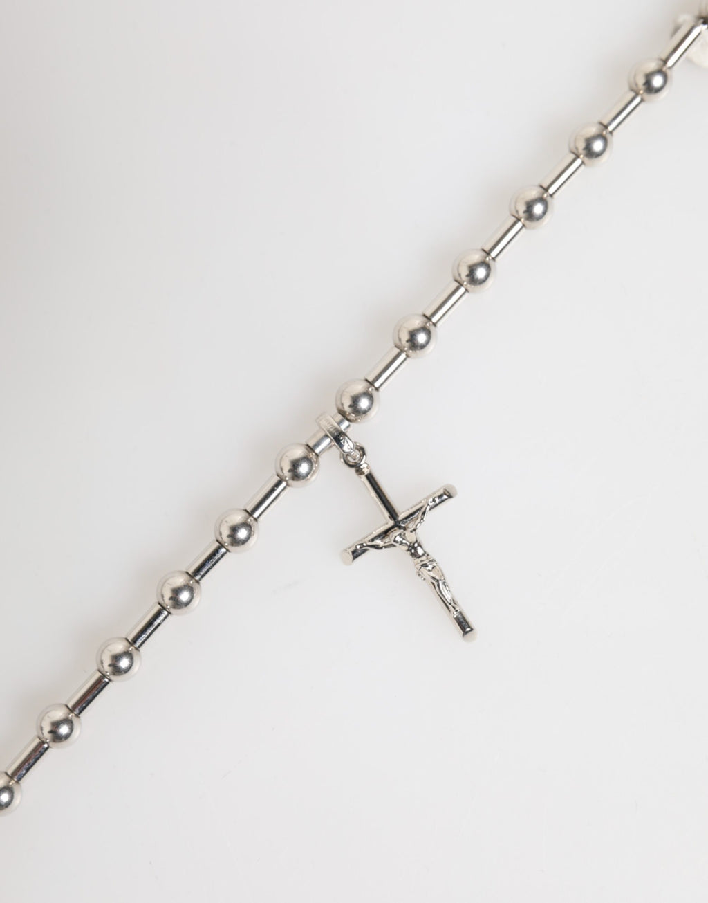 Halsband med religiöst korshänge i silverfärgad mässingskedja