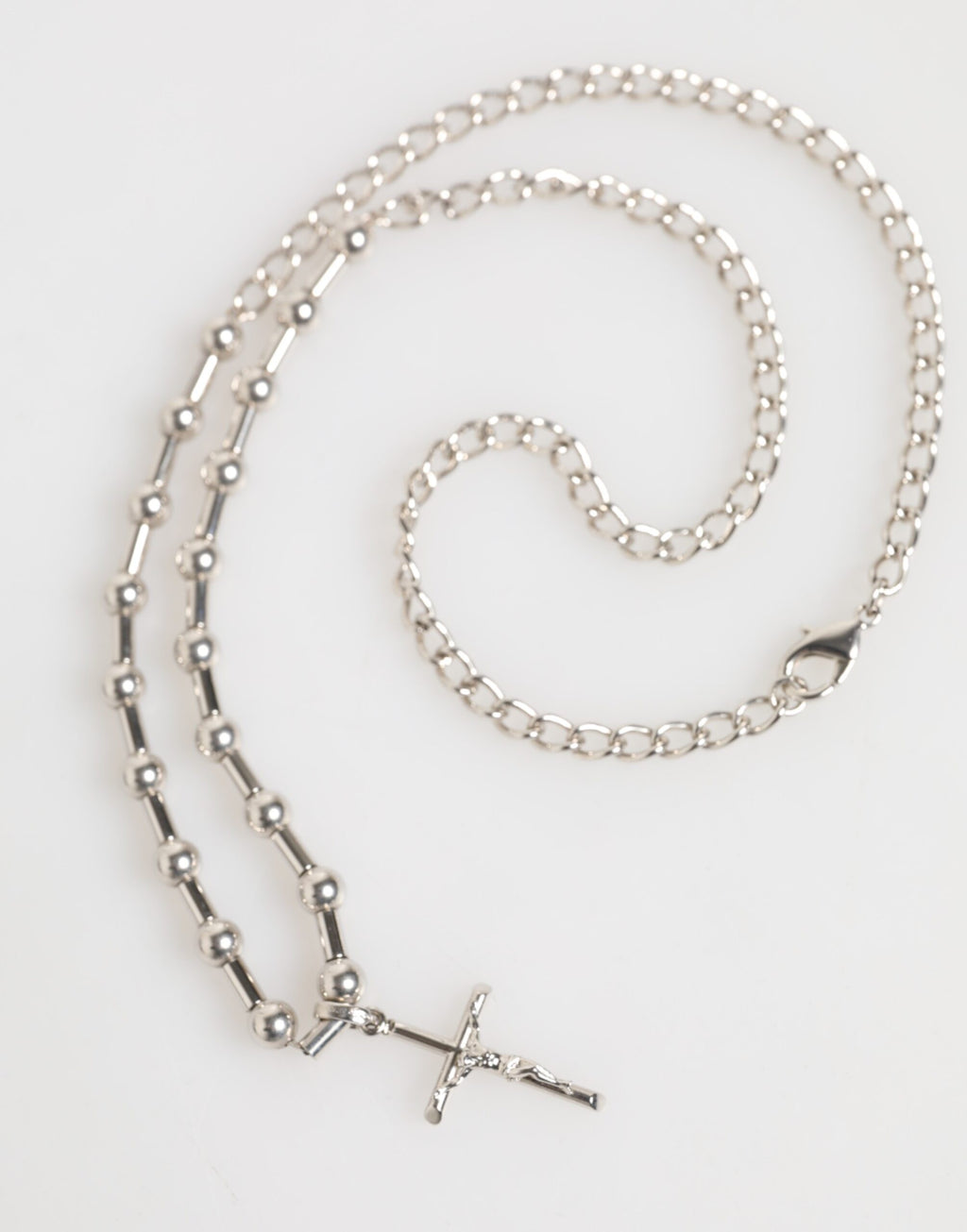 Halsband med religiöst korshänge i silverfärgad mässingskedja