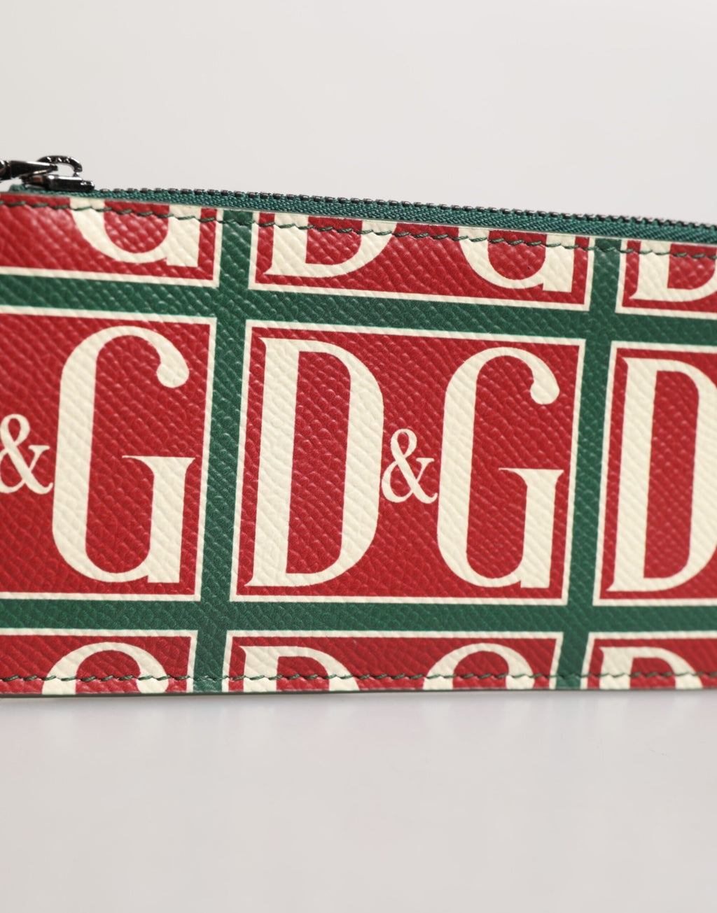 Grön korthållare i kalvskinn med logotyp och monogramtryck