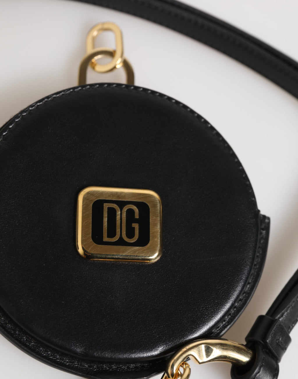 Svart rund läderplånbok med DG-logotyp och rem