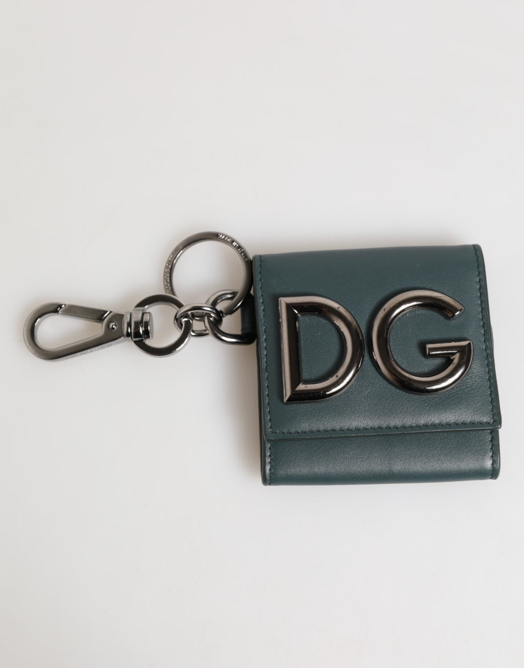 Mörkgrön läderväska med DG-logotyp och charmplånbok