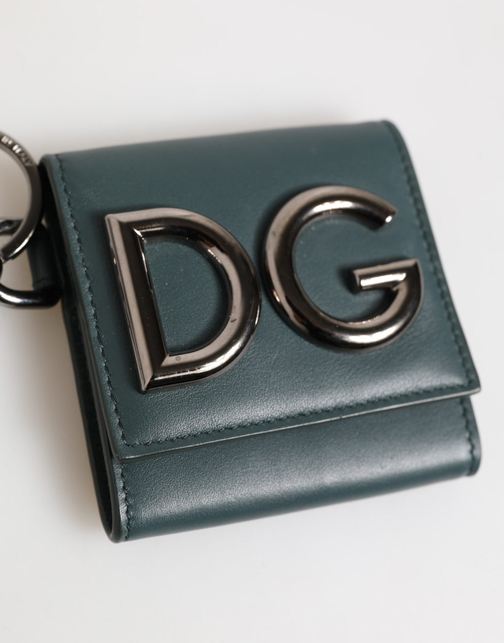 Mörkgrön läderväska med DG-logotyp och charmplånbok