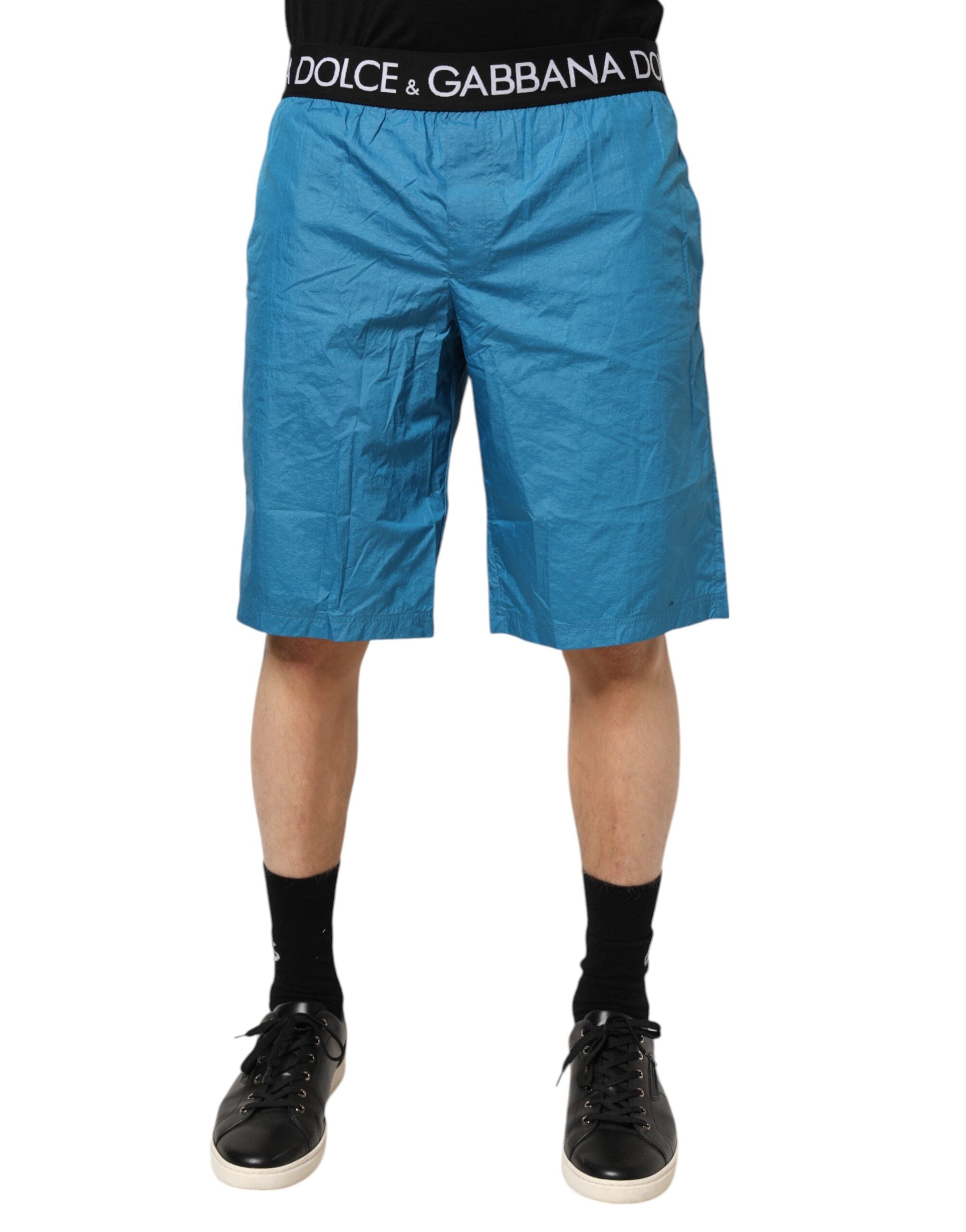 Blå logotyp i midjan med strandshorts och badkläder