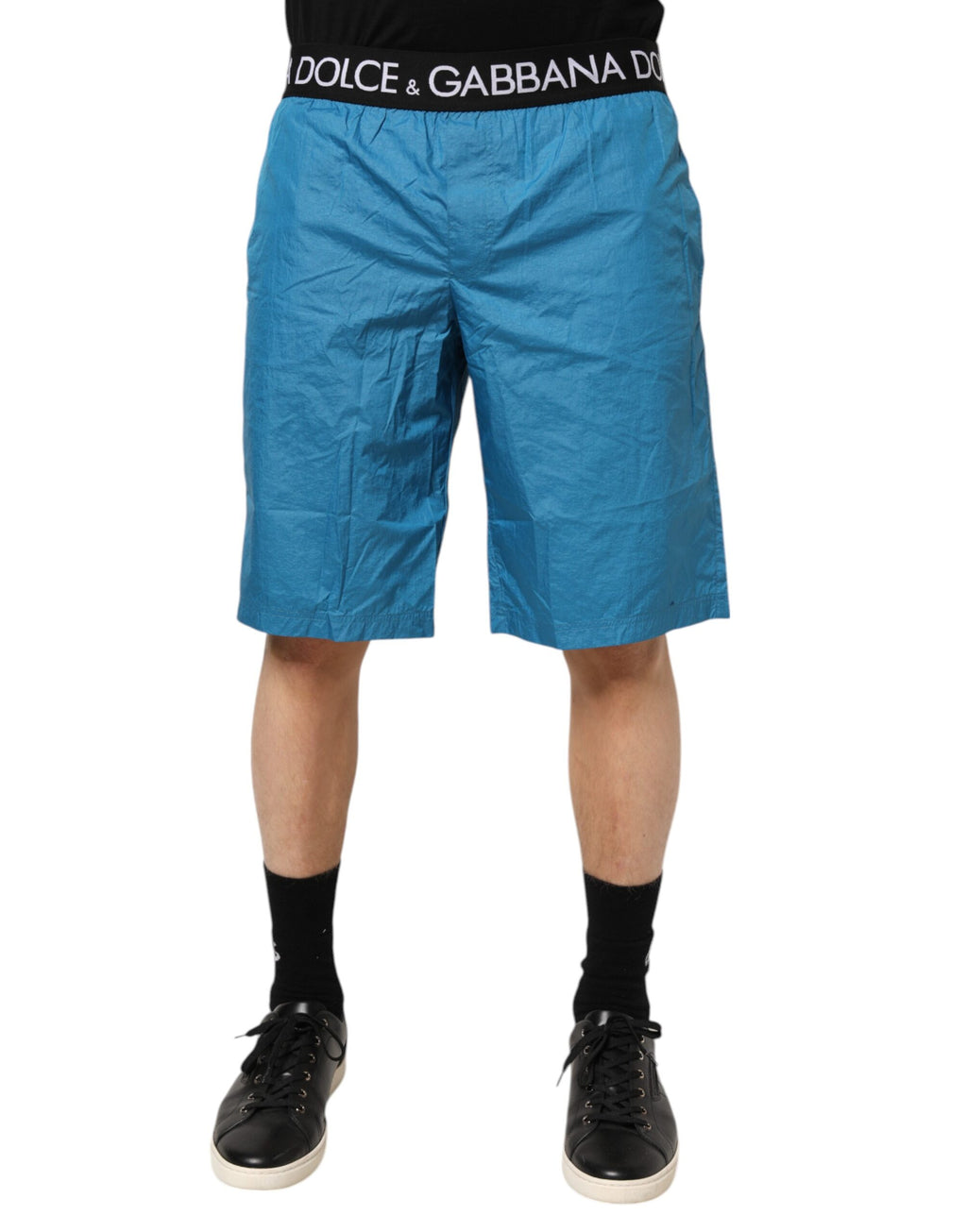 Blå logotyp i midjan med strandshorts och badkläder