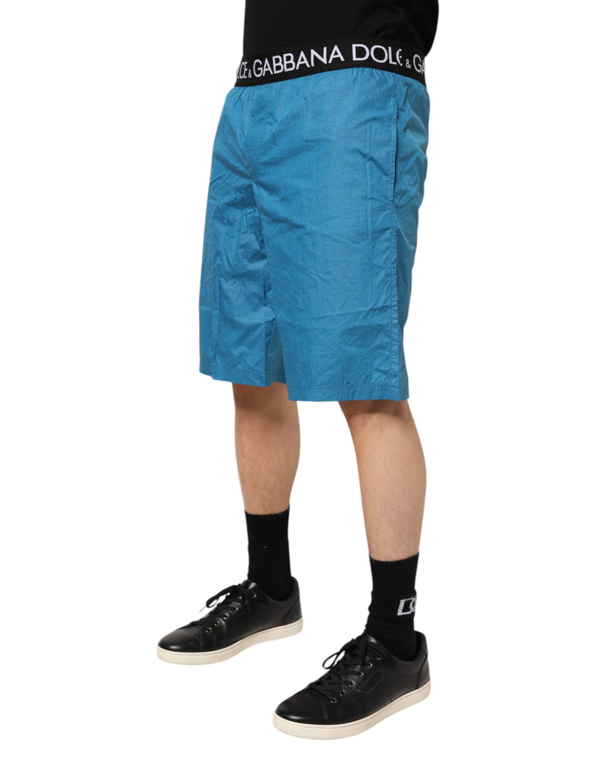 Blå logotyp i midjan med strandshorts och badkläder