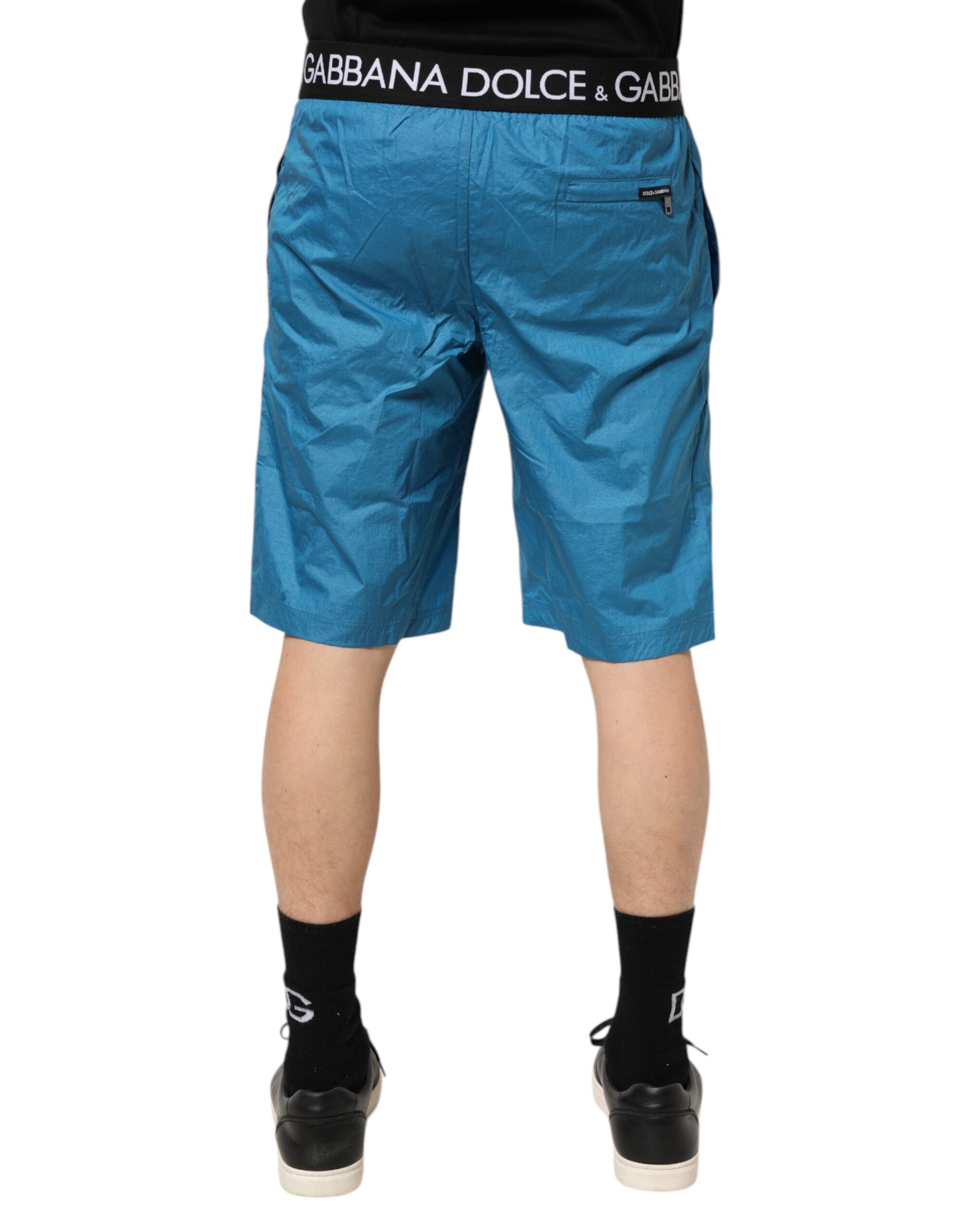 Blå logotyp i midjan med strandshorts och badkläder