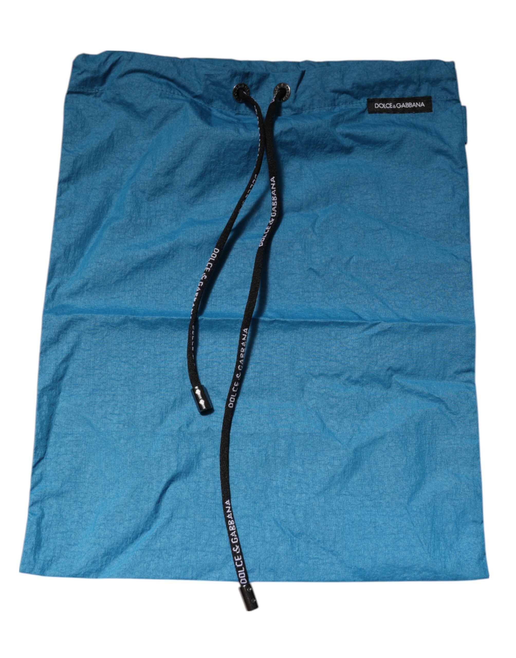 Blå logotyp i midjan med strandshorts och badkläder