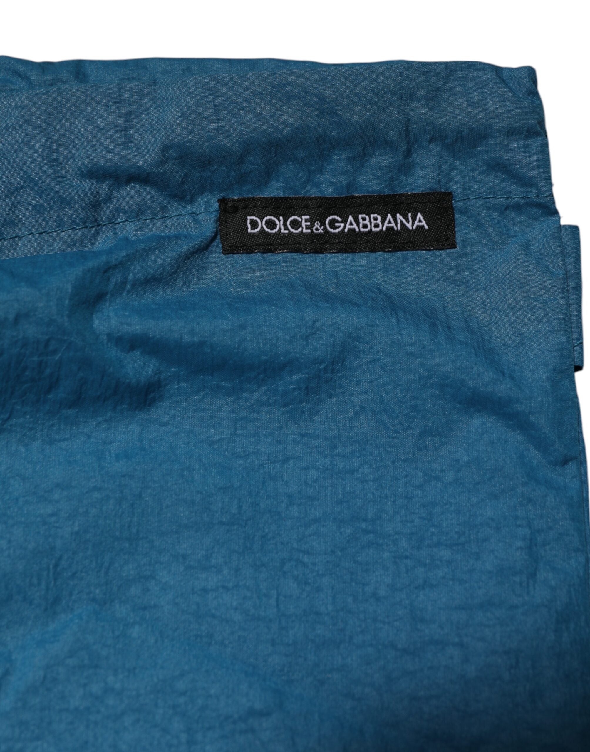 Blå logotyp i midjan med strandshorts och badkläder