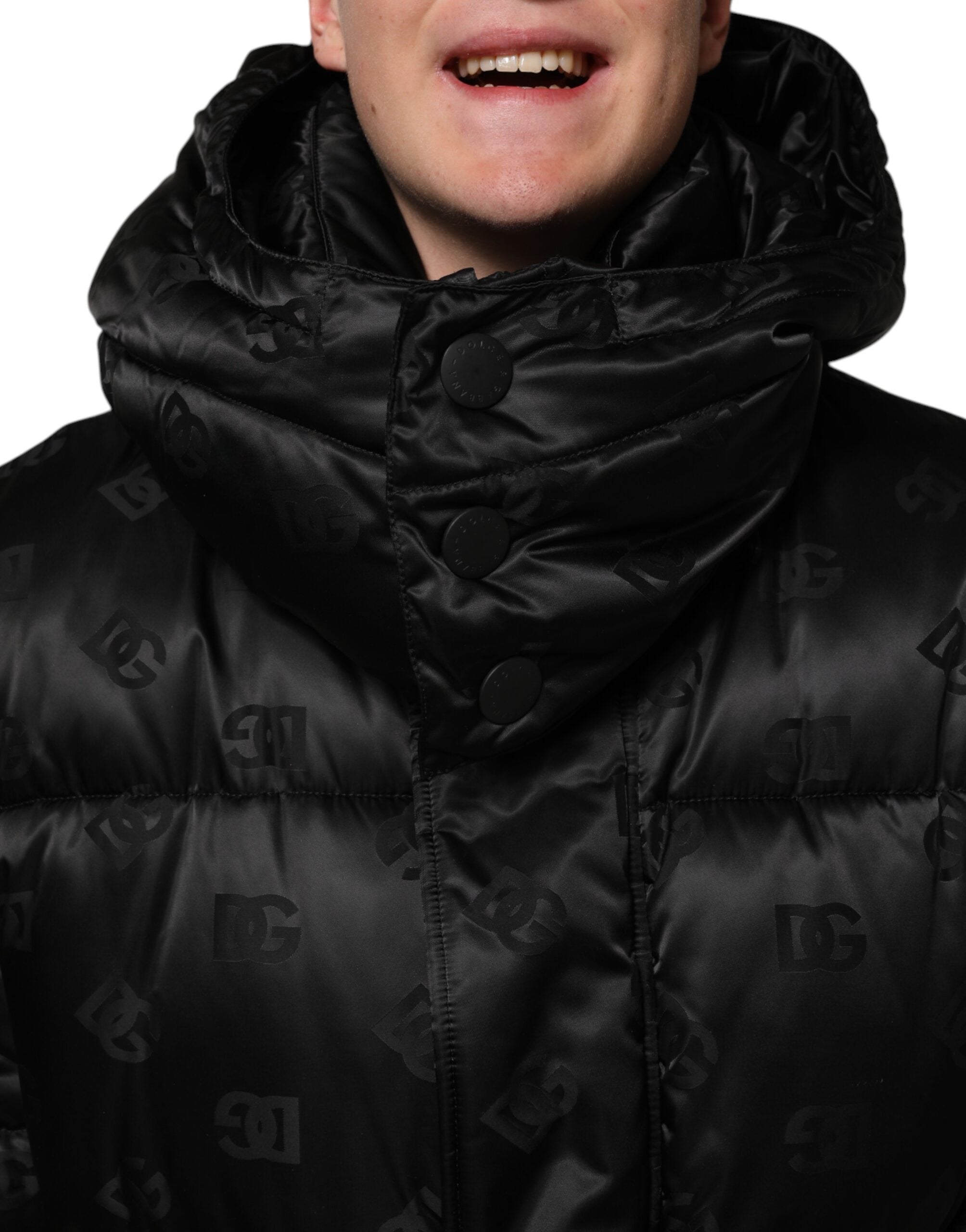 Svart monogram-logo puffer nylon hettejakke