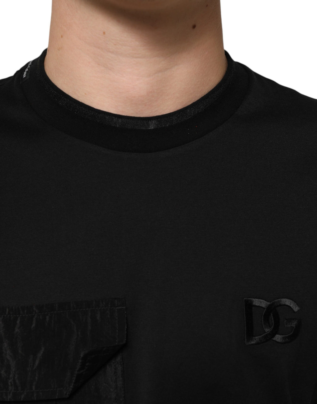 Svart bomulls-T-skjorte med brodert DG-logo og lomme