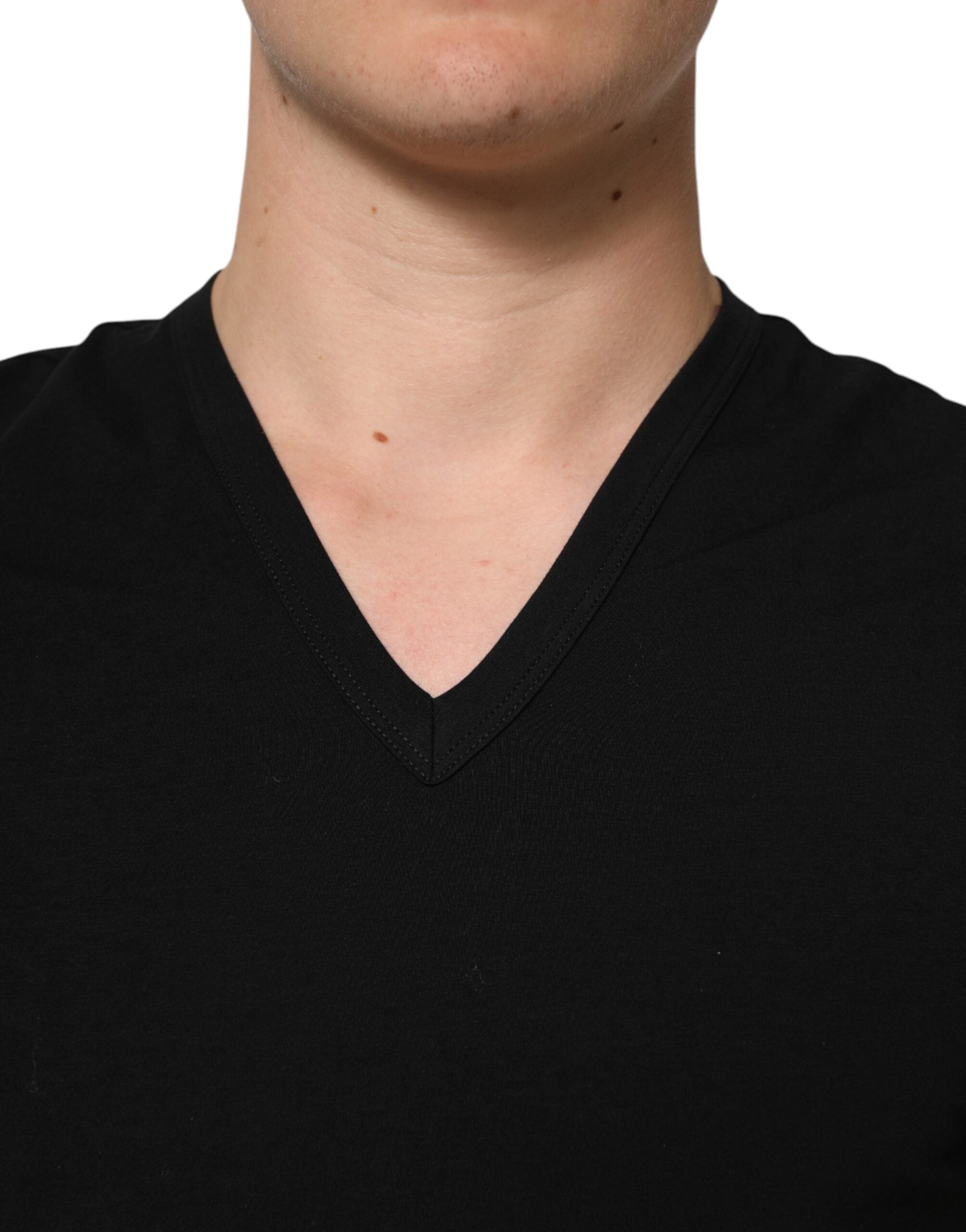 Svart bomulls-T-skjorte med slim fit og V-hals for menn