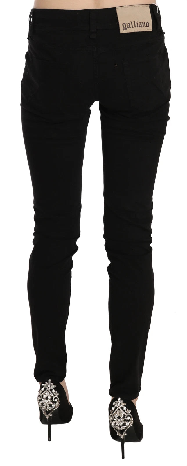 Svarta jeans med medelhög midja och smal passform. 