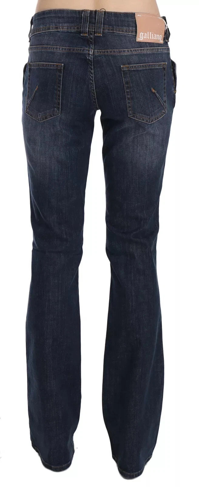 Blå tvättade jeans med utsvängd denim och medelhög midja 