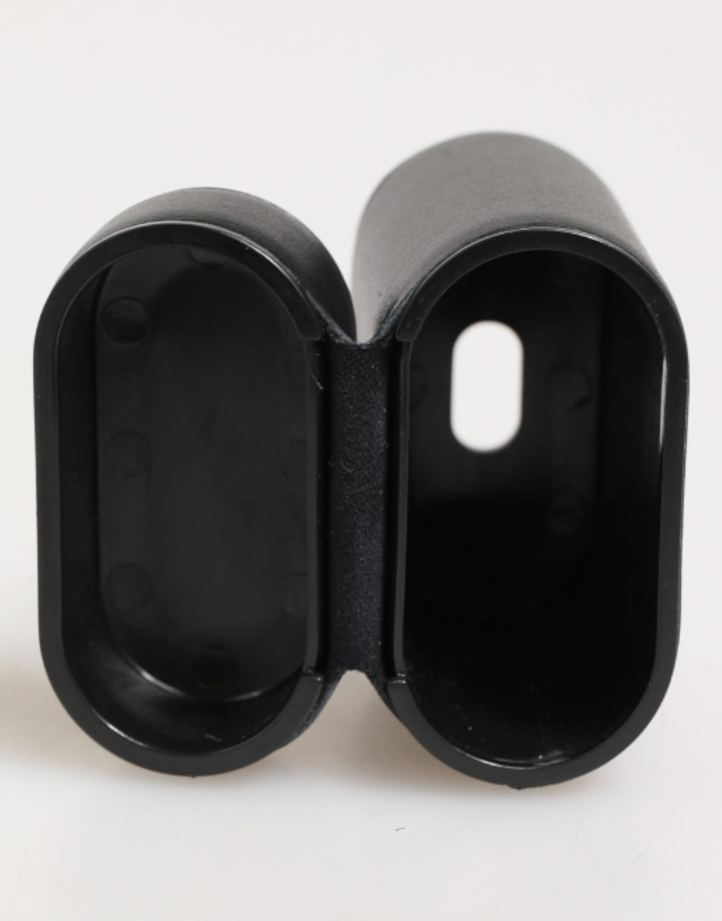 Svart kalveskinnsskinn med logotrykk og flip-deksel til Airpods