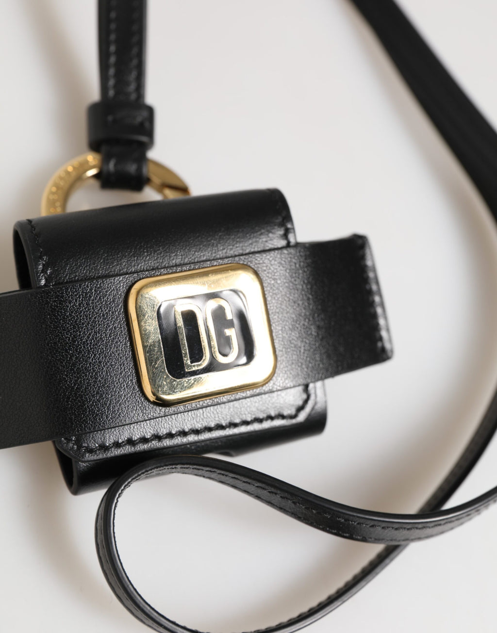 Svart skinnrem, gullfarget metall DG-logoplakett, Airpods-deksel