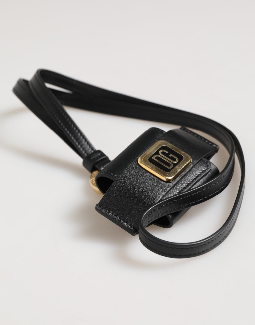 Svart skinnrem, gullfarget metall DG-logoplakett, Airpods-deksel