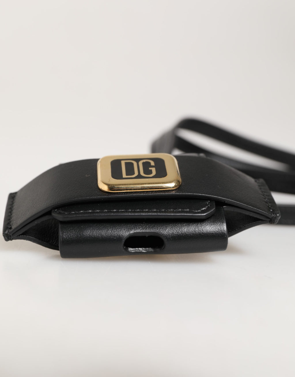 Svart skinnrem, gullfarget metall DG-logoplakett, Airpods-deksel