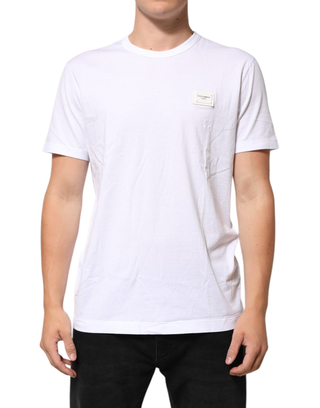 Vit t-shirt med rund hals och logotypplakett i bomull