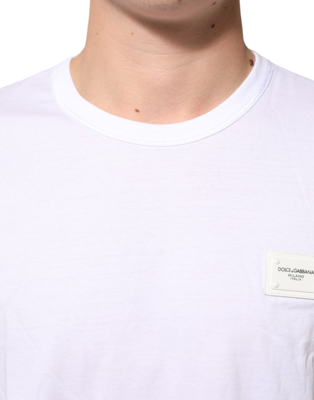 Vit t-shirt med rund hals och logotypplakett i bomull