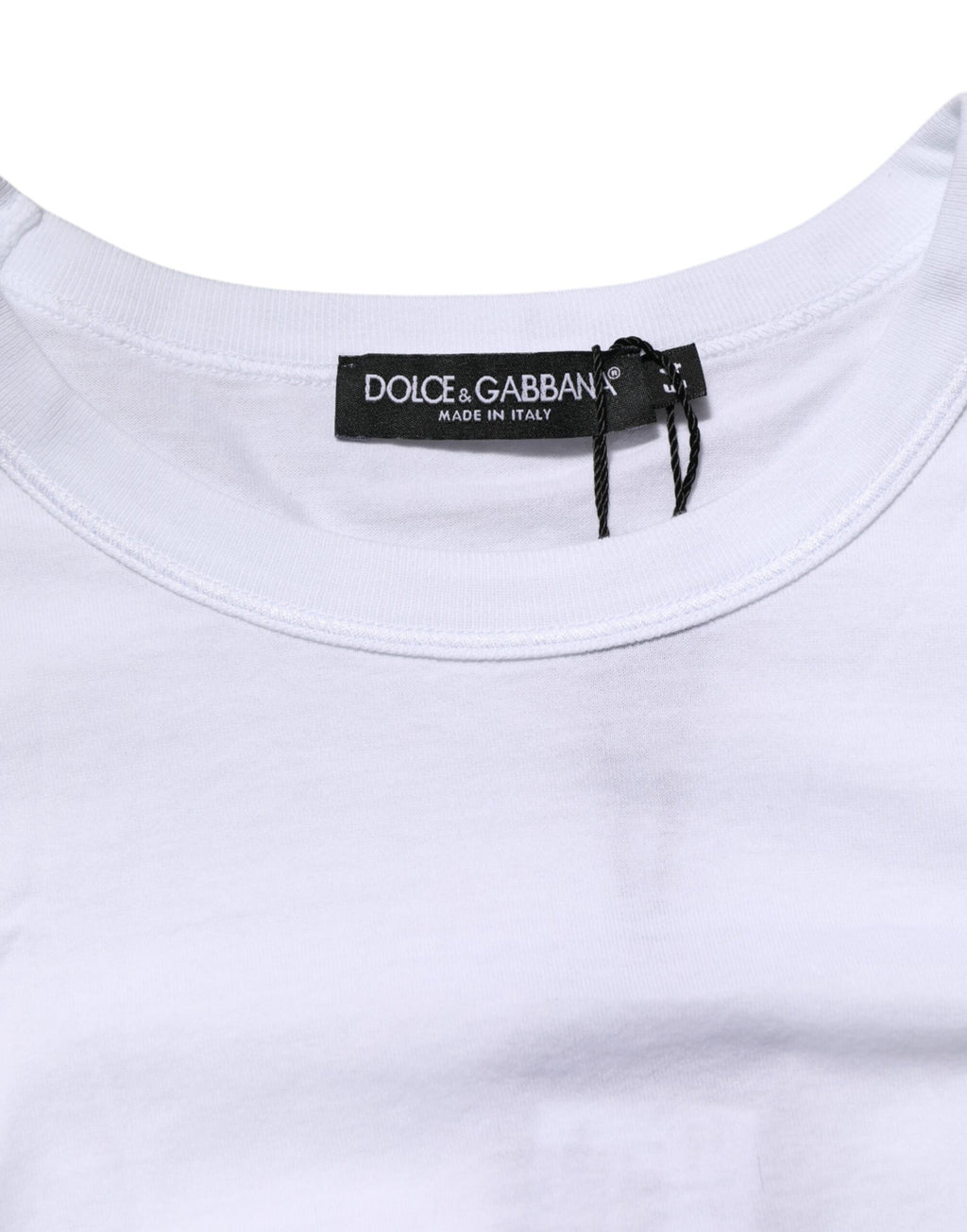 Vit t-shirt med rund hals och logotypplakett i bomull